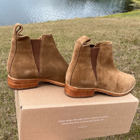 NWT Nisolo Everyday Chelsea Boot in Taupe Suede Size 8 - Picture 4 of 11